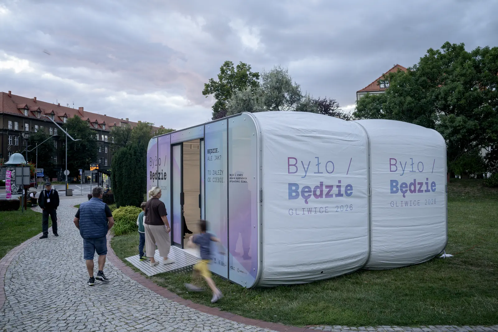 Pawilon BYŁO/BĘDZIE na skwerze Doncaster Pawilon BYŁO/BĘDZIE na skwerze Doncaster przy ulicy Zwycięstwa podczas Dni Gliwic 2026